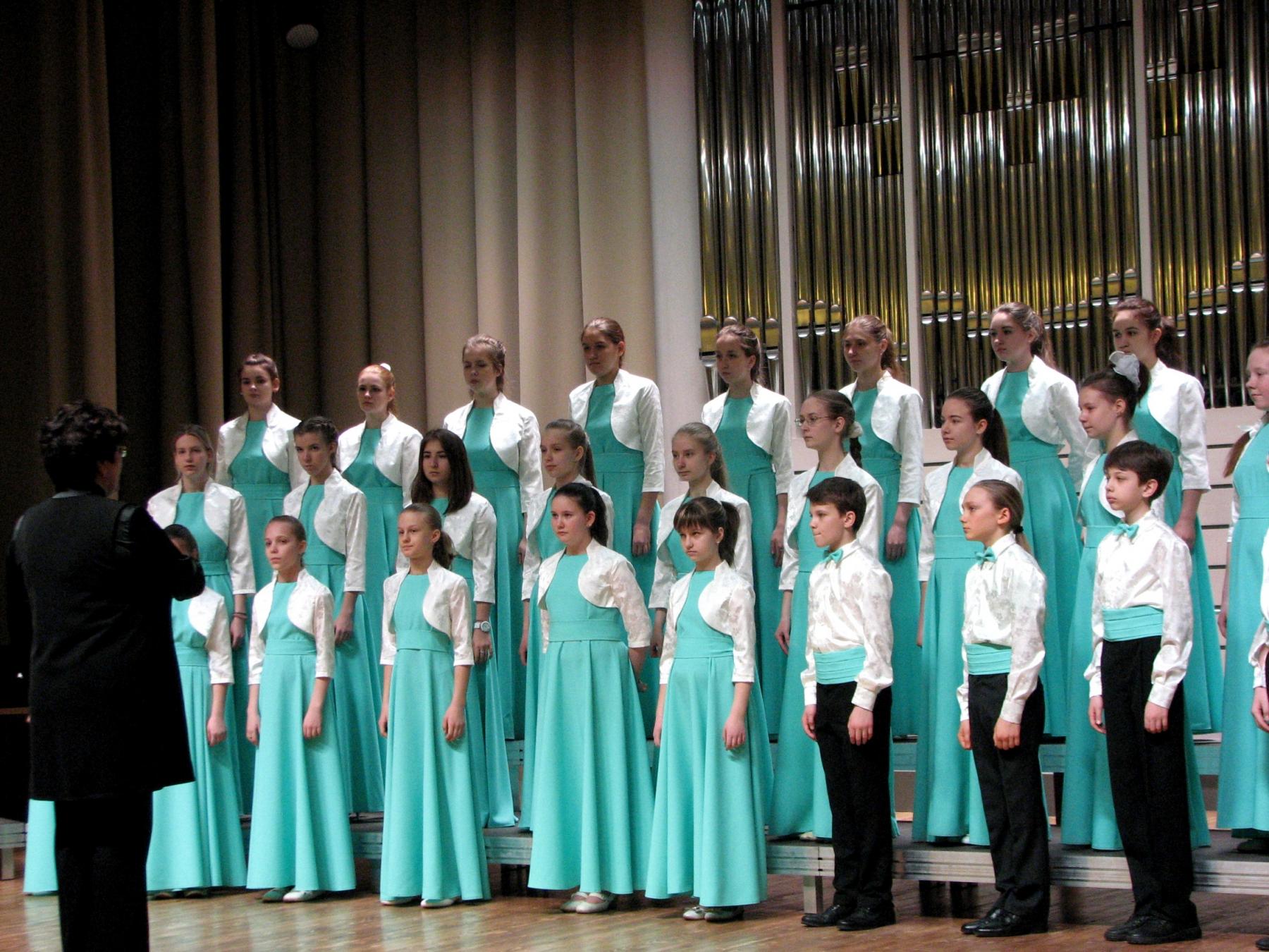 3 голос в хоре. Академический хор Vivat, Самара. Форма для хоровых коллективов. Изумрудные костюмы для хора. Весенние голоса хор.